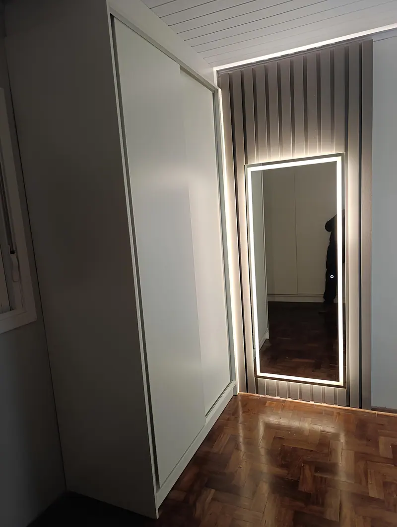 Roupeiro com espelho de corpo inteiro iluminado e painel ripado