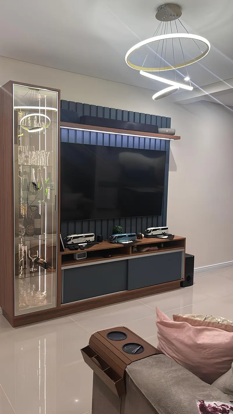 Home com painel escuro, cristaleira de vidro iluminada e rack de madeira