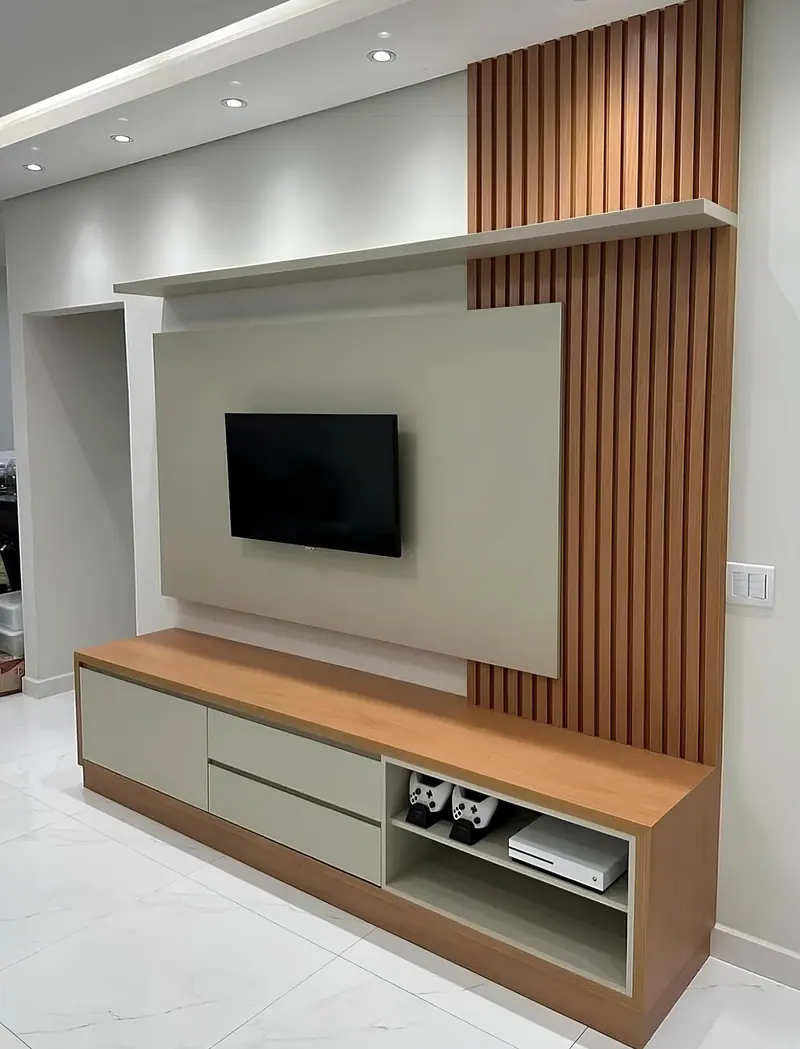 Rack em madeira e verde-claro com painel ripado vertical e painel liso para a TV